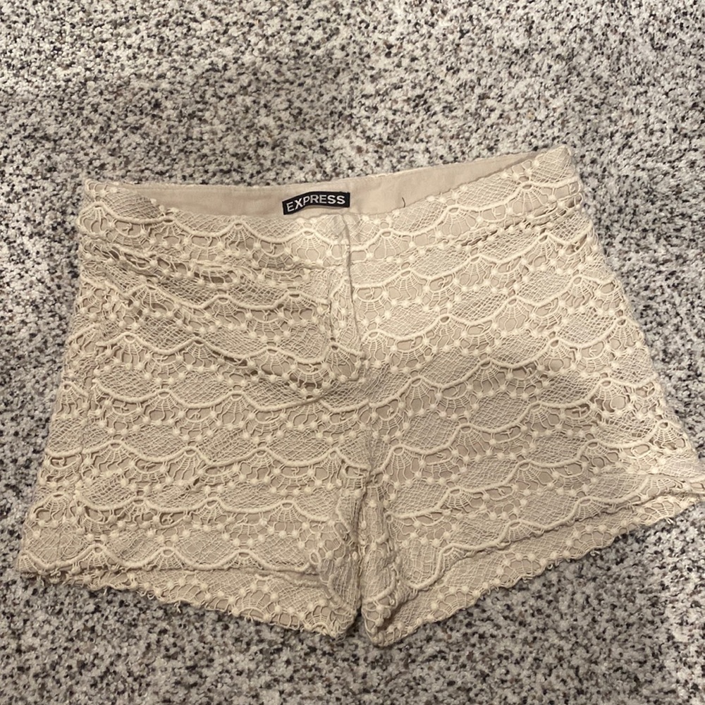 Express cream colored shorts 00